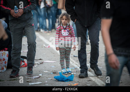 Bapska, Kroatien. 23. Sep, 2015. Ein Kind auf dem Weg zu der serbisch-kroatischen Grenze. Migranten kommen nach Europa für Asyl und in der Hoffnung auf besseres und friedlichen Leben. © Ivan Romano/Pacific Press/Alamy Live-Nachrichten Stockfoto