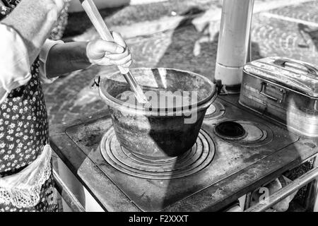 Kochen Polenta in einem Kupfertopf auf Holzofen (Gericht der venezianischen Tradition, Italien). Stockfoto
