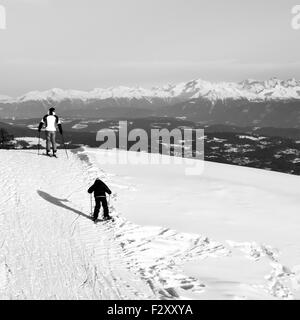 St. Ulrich, Italien - ca. Dezember 2012: Vater und Sohn auf den verschneiten Pisten der Alpen Skifahren. Stockfoto