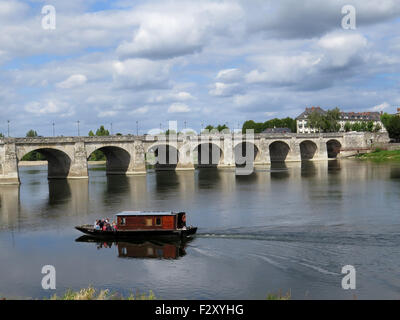 Brücke über den Fluss Loire bei Saumur - Pont Cessart, France Stockfoto