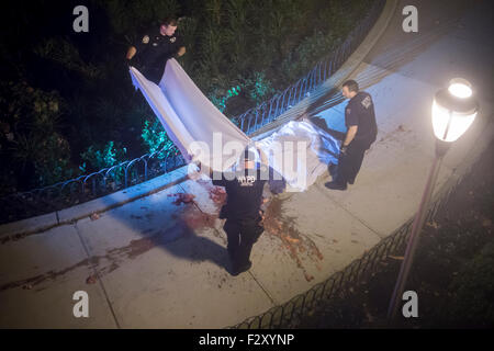 Bildmaterial: NYPD Offiziere untersuchen die Folgen von Selbstmord durch einen Sprung von einem Gebäude in New York auf Samstag, 19. September 2015. (© Richard B. Levine) Stockfoto