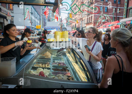 Besucher Schlucht auf Eis aus Ferrara italienischem Gebäck an der 89. jährlichen fest von San Gennaro in Little Italy in New York auf Samstag, 19. September 2015.  (© Richard B. Levine) Stockfoto