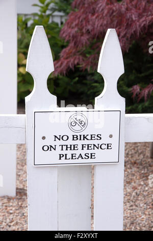 Schild mit der Aufschrift keine Fahrräder auf dem Zaun, weil es Privateigentum ist. Stockfoto