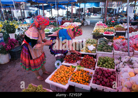 Ethnischen Hmong-Stamm, Einkaufen bei Muong Hum Markt, Vietnam. Stockfoto