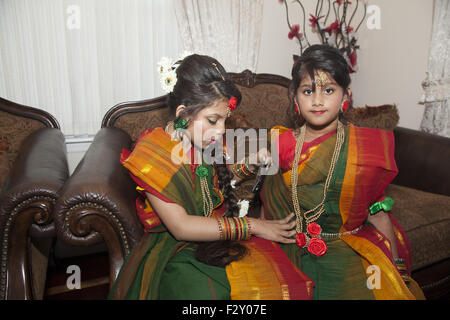 Kinder gekleidet für eine Hochzeit in der Familie. Bangladeshi Gemeinschaft, Brooklyn, NY. Stockfoto