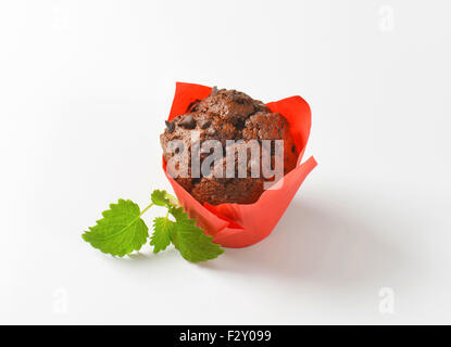 Double chocolate Chip Muffins in rotem Papier eingewickelt Stockfoto