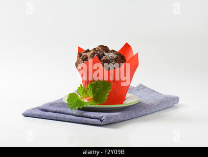 Double chocolate Chip Muffins in rotem Papier eingewickelt Stockfoto