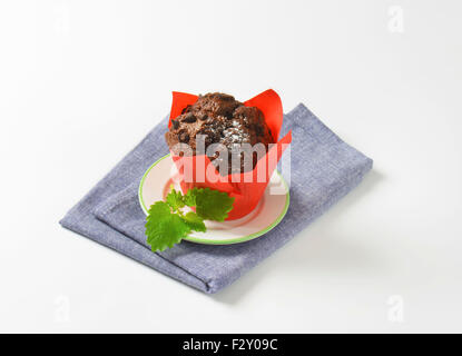 Double chocolate Chip Muffins in rotem Papier eingewickelt Stockfoto