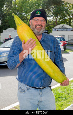 Malvern, Worcestershire, UK. 25. September 2015. Malvern-Herbst-Show in drei Grafschaften Showground - UK Riesen Gemüse Meisterschaften.  David Thomas mit seiner Welt Rekord Gurke mit 12,9 Kg. Bildnachweis: Ian Thwaites/Alamy Live-Nachrichten Stockfoto