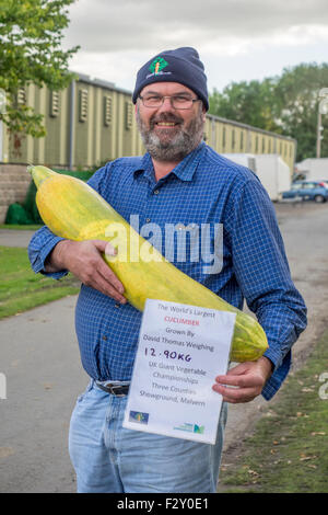 Malvern, Worcestershire, UK. 25. September 2015. Malvern-Herbst-Show in drei Grafschaften Showground - UK Riesen Gemüse Meisterschaften.  David Thomas mit seiner Welt Rekord Gurke mit 12,9 Kg. Bildnachweis: Ian Thwaites/Alamy Live-Nachrichten Stockfoto