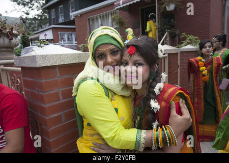 Bangladeshi muslimische Mutter und Tochter für ihres Bruders Hochzeit gekleidet in Brooklyn, New York. Stockfoto