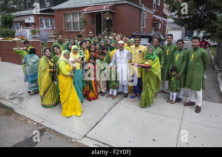 Junge aus Bangladesch Bräutigam (gelbe Jacke) zu Hause mit Familie und Freunden vor seiner Hochzeit in Brooklyn, New York. Stockfoto