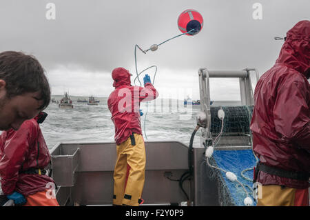 Fallen im Netz für Rotlachs und versucht, Outmanuever das andere Boot.  Naknek River, Bristol Bay, Alaska. Stockfoto