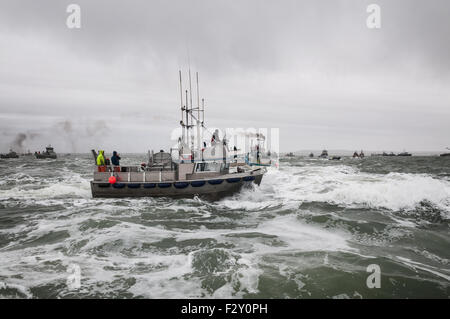 Fallen im Netz für Rotlachs und versucht, Outmanuever das andere Boot.  Naknek River, Bristol Bay, Alaska. Stockfoto