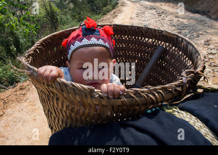 Mutter und Baby aus dem ethnischen Hmong-Stamm in Vietnam Stockfoto