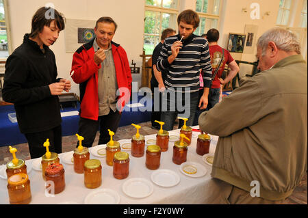 Brno, Tschechische Republik. 25. Sep 2015. Dreitägige internationales Treffen der Imker beginnt in Brno, Tschechische Republik, 25. September 2015. © Vaclav Salek/CTK Foto/Alamy Live-Nachrichten Stockfoto