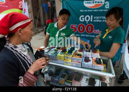 Handy-Hersteller Handys an Hmong Bergvölker zu verkaufen Stockfoto