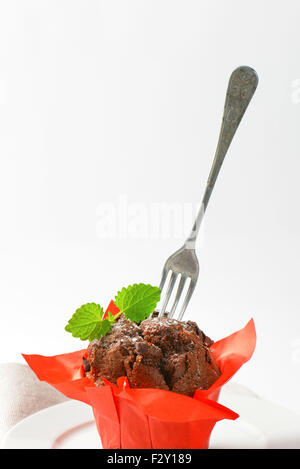 Double chocolate Chip Muffins in rotem Papier eingewickelt Stockfoto