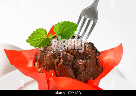 Double chocolate Chip Muffins in rotem Papier eingewickelt Stockfoto