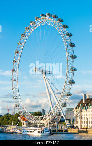 Das London Eye ist ein großes Riesenrad Karussell am Südufer des Flusses Themse London England GB UK EU Europa