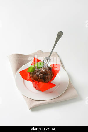 Double chocolate Chip Muffins in rotem Papier eingewickelt Stockfoto