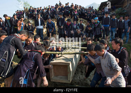 Beerdigung eines "Black Hmong" Stammes in Nordvietnam. Stockfoto