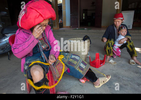 Frau des Stammes ethnischen "Red Dzao" sticken traditionellen Kleidung Stockfoto