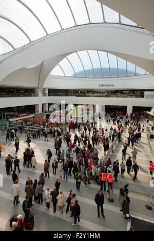 Bahnreisende und Shopper in das Atrium am Tag Eröffnung des Grand Central Shopping Centre, Birmingham, England, UK Stockfoto