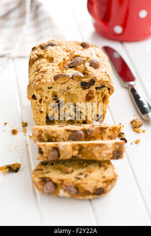 Christstollen auf weißen Tisch Stockfoto