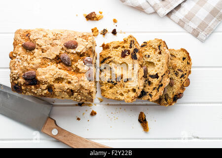 Christstollen auf weißen Tisch Stockfoto