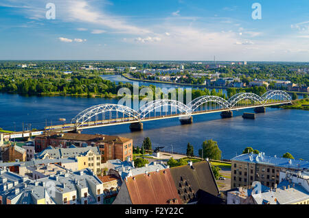 Eisenbahn-Brücke über die Daugava in Riga Stockfoto