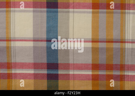 Hintergrund von Beige, rot und blau karierte Tuch im Studio gedreht. Stockfoto