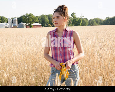 Eine junge Frau in einem Feld von hohen Reife Mais. Stockfoto