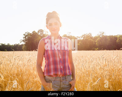 Eine junge Frau in einem Feld von hohen Reife Mais. Stockfoto