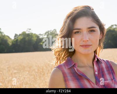 Eine junge Frau in einem Feld von hohen Reife Mais. Stockfoto