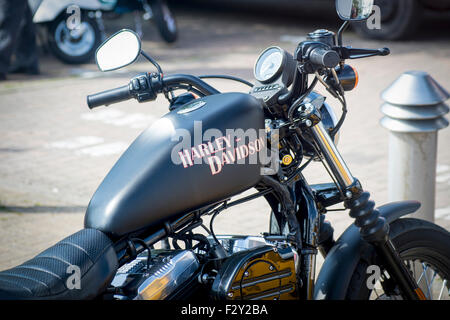 Schwarze Harley Davidson geparkt, Stockfoto