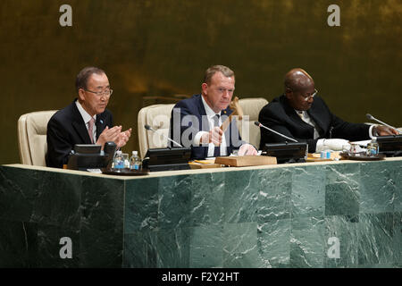 New York, USA. 25. Sep 2015. Danish Prime Minister Lars Rasmussen (C) wichtigstes der nachhaltigen Entwicklungsagenda am Sitz Vereinten Nationen in New York, Vereinigte Staaten, 25. September 2015 verabschieden. Neue Agenda für nachhaltige Entwicklung wurde von 193 UN-Mitgliedsstaaten verabschiedet. © Li Muzi/Xinhua/Alamy Live-Nachrichten Stockfoto