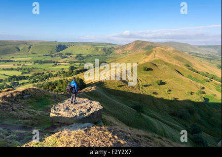 Ein Blick auf die große Ridge & Hope Valley in Richtung Mam Tor, in der Nähe von Castleton, Peak District National Park, Derbyshire Walker, Stockfoto