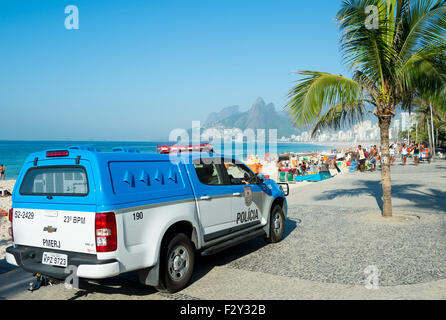 RIO DE JANEIRO, Brasilien - 8. Februar 2015: Polizei LKW steht am Eingang geparkt Arpoador, am Strand von Ipanema. Stockfoto