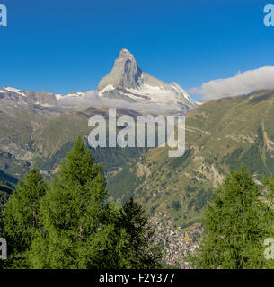 Matterhorn Berg erhebt sich über Zermatt und alpine Bäume, Schweiz. Stockfoto