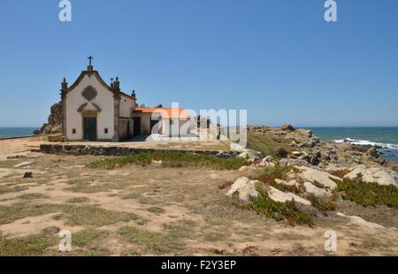 Boa Nova Kapelle am Strand von Le a da Palmeira befindet sich in der Stadt Matosinhos, im Bezirk von Porto, Portugal. Stockfoto