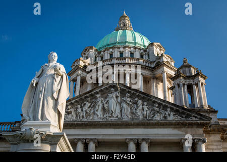 Königin Victoria Statue unter Belfast City Hall Gebäude, Belfast, Nordirland, Vereinigtes Königreich Stockfoto