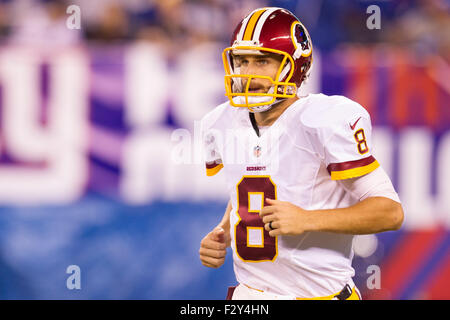 24. September 2015, blickt Washington Redskins Quarterback Kirk Cousins (8) auf, während die NFL-Spiel zwischen den Washington Redskins und die New York Giants im MetLife Stadium in East Rutherford, New Jersey. Die New York Giants gewann 32-21. Christopher Szagola/CSM Stockfoto