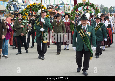 MÜNCHEN, DEUTSCHLAND – SEPT. 20, 2015: traditionelle marschieren Gruppe mit lokalen Kostümen unterhalten Scharen von Besuchern auf dem jährlichen Oktoberfest. Das Festival findet vom 19. September bis 4. Oktober 2015 in München. Stockfoto