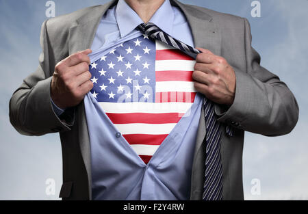 Superheld Geschäftsmann enthüllt amerikanische Flagge