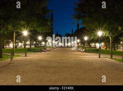 Beleuchtete Esplanadinpuisto Park im Zentrum von Helsinki, Hauptstadt von Finnland. Stockfoto