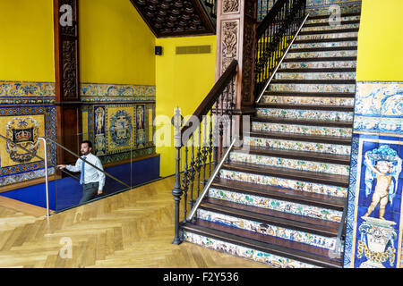 Madrid Spanien,Hispanic Centro,Calle Gran Via,Hotel De las Letras,Hotel,innen,Treppen,Zinnglasierte Keramikfliesen,Talavera,geschnitztes Holz,Spain150701 Stockfoto