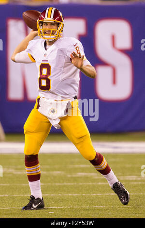 24. September 2015, quarterback Washington Redskins Kirk Cousins (8) in Aktion während der NFL-Spiel zwischen den Washington Redskins und die New York Giants im MetLife Stadium in East Rutherford, New Jersey. Die New York Giants gewann 32-21. Christopher Szagola/CSM Stockfoto