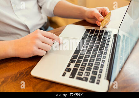 Mann mit Laptop und Kreditkarte, Online-Shopping Stockfoto