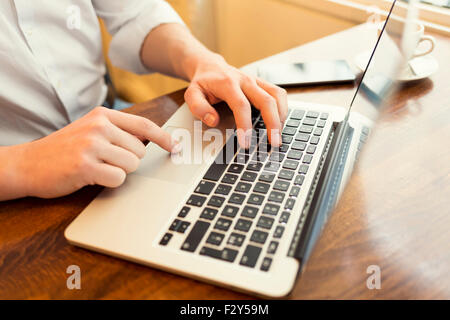 Mann in einer Bar arbeiten am Computer. Vintage-filter Stockfoto